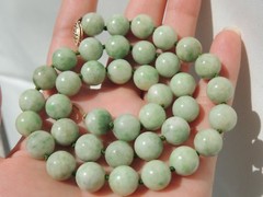 14K GOLD GREEN JADE KNOTTED NECKLACE 74 GRAMS