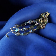 Vtg 1960’s 3-Strand Crystal Lucite Bracelet – Sz 8”-9” – Blue & Silvertone
