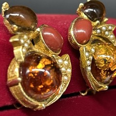 Vtg Arthur Pepper ART Signed Gold Tone Golden Cabochon Clip Earrings Seed Pearls