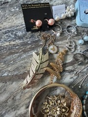 Vintage Jewelry Lot Over 1 Ibs Signed Unsigned Brand Unbrand Estate