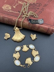 VTG 1980’s MONET 3 Piece Set Gold-tone Shell Necklace Bracelet Clip-on Earrings