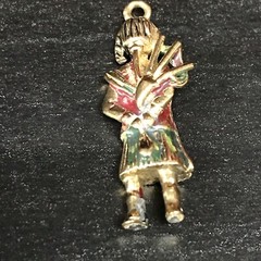 9K Vtg Scottish Full Highland Dress Enamel Bag Piper Kilt Charm Pendant 3.0 Gr