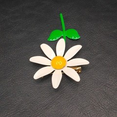 Vintage Jewelry White, Yellow And Green Enamel Flower Pin Brooch. 17.463