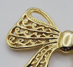 AAI Filigree Bow Jewelry Gold Tone Ribbon Pin Vintage 1990s Brooch Signed