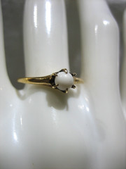 VINTAGE 14K YELLOW GOLD WHITE STONE SOLITAIRE RING SIZE 7.5
