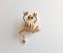 2 Vtg Pin Brooch, (1) Perched Jelly Belly Birds, (1) Frog, 1950s, Goldplated