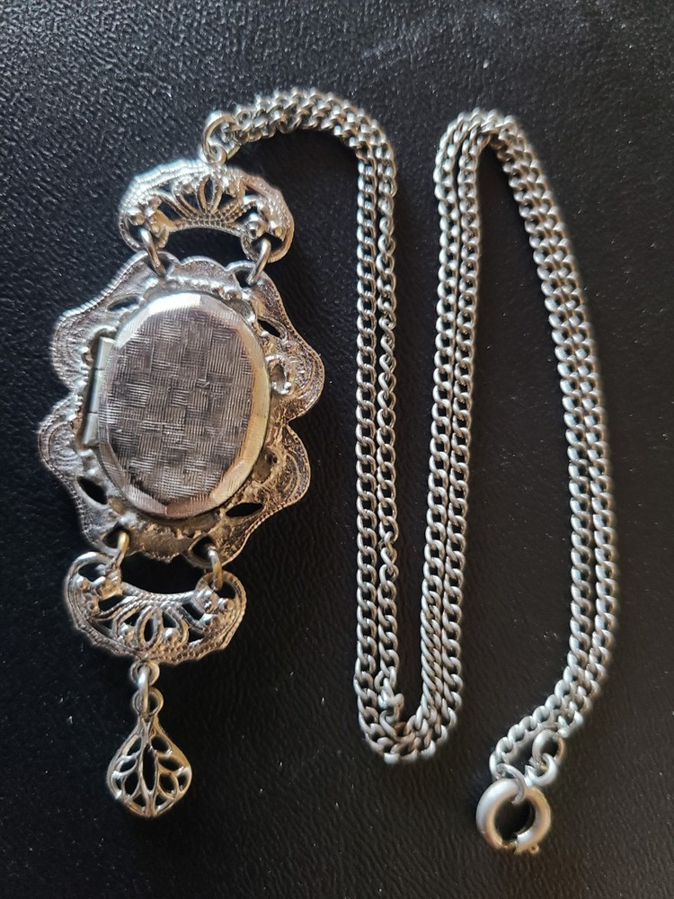 Vintage Silver Tone Filigree Locket Pendant Photo Necklace with 17 Inch Chain