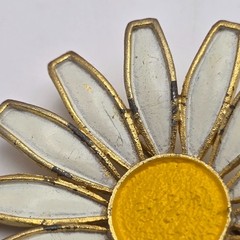 Vintage Weiss White Daisy Flower Brooch Ladybug Gold Tone Enamel 45mm Signed