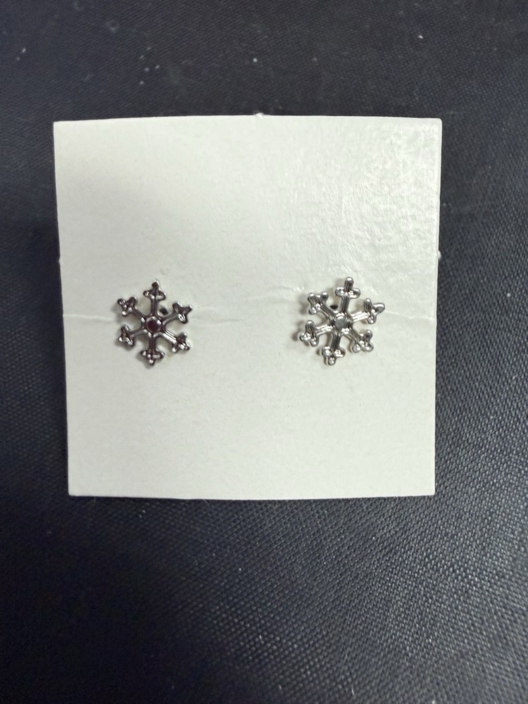 Avon Vintage 1979 Child’s Delicate Snowflake Pierced Earrings – Silvertone