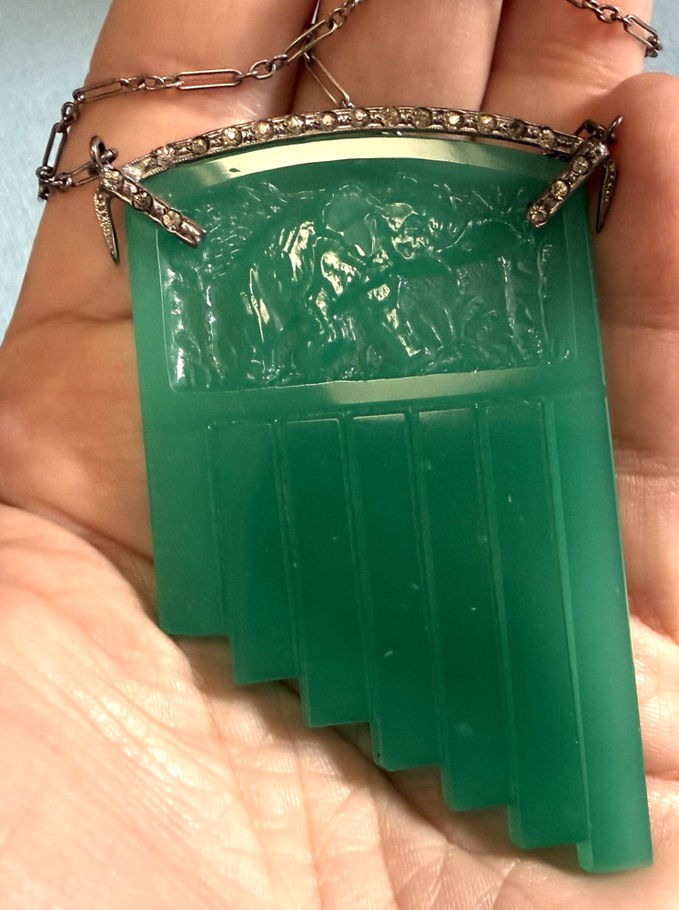 VTG DECO STERLING CHAIN CARVED GREEN ONYX STEPPED LARGE RAISED ELEPHANT PENDANT