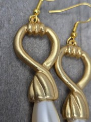 Faux Pearl Teardrop Matte Gold Tone Pierced Earrings Dangle Drop Vintage 2.5 In