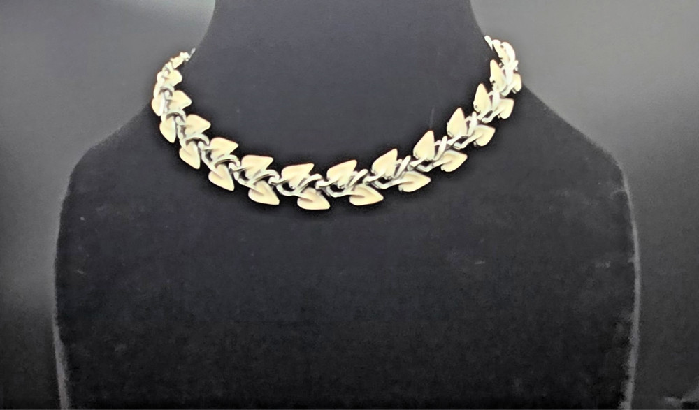 Vintage Signed 1950’s Coro Cream Enamel & Silver Tone Linked Leaf Necklace