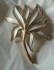 VTG CROWN TRIFARI GOLD TONE METAL WHITE ENAMEL FLOWER PIN BROOCH dated 1955-1969