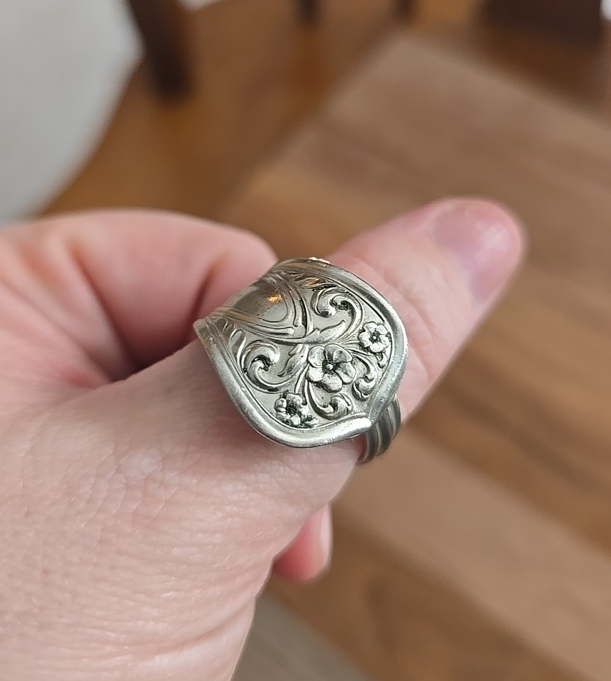 Vtg Rogers Silverware Engraved Textured Floral Pattern Adjustable Spoon Ring