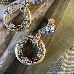 Vtg Sky Blue Glass Rhinestone Screw Back Earrings – Gold Tone – Filigree Circle