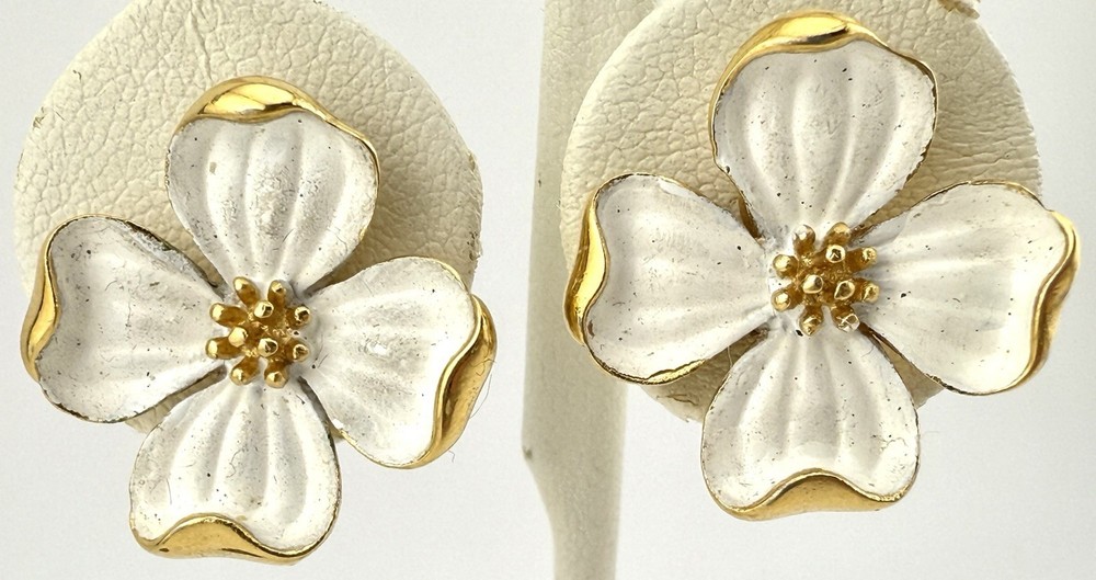 CROWN TRIFARI GOLDTONE WHITE ENAMEL DOGWOOD FLOWER CLIP ON EARRINGS K836A