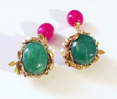MIRIAM HASKELL 50’S GILT BRASS DANGLE EARRINGS: JADE & RUBY PÂTÉS DE VERRE BEADS