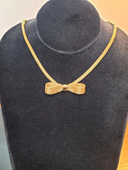 Vintage Sarah Coventry Gold Tone Mesh Bow Choker Necklace Polished Knot