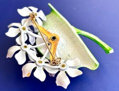 LOVELY LAVENDER PURPLE VIOLETS VINTAGE METAL ENAMEL FLOWER PIN CORSAGE GIFT