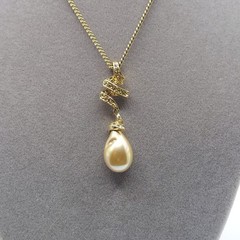 CAROL LEE SIGNED VINTAGE GOLDEN FAUX PEARL GOLDTONE CHAIN NECKLACE 15″