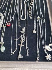 #21 VINTAGE LOT OF 28 pcs. OF MIXED JEWLERY NECKLACES ETC. FROM A LOCAL ESTATE