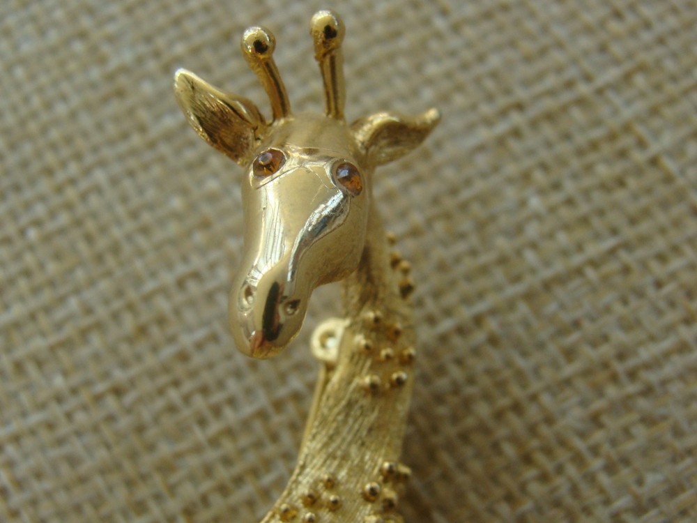 VTG Lg Linda Gal Goldtone Giraffe Pin Brooch Textured Crystal Eyes – SIGNED LG