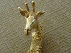 VTG Lg Linda Gal Goldtone Giraffe Pin Brooch Textured Crystal Eyes – SIGNED LG