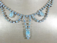VTG SKY BLUE ALL PRONG SET EMERALD & ROUND RHINESTONE FESTOON NECKLACE