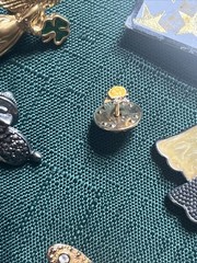 Brooch and pin lot Stickpin Brooches Gold Silver Tone Metal Mixed Materials Vtg