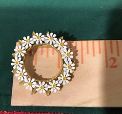 Gorgeous~Vintage Daisy Brooch Pin And Clip On Earrings Set Gold Tone And Resin