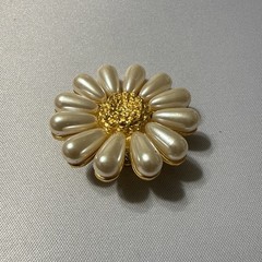 VTG GIVENCHY DAISY ONE CLIP ON EARRING