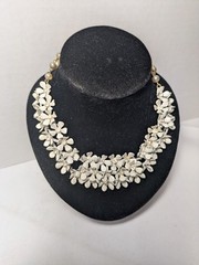Vintage 1950s-1960s White Daisy Choker Necklace With Hook Clasp Costume Jewelry