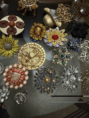 Vintage Jewelry Lot Estate Brooches/Pins 68 Pcs – Beautiful. Floral, Holiday Etc
