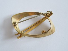 AM Double Teka Gold Plated Brooch With Pearl 3.5 G / 3.6 X 2.4 CM