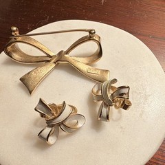 Trifari Signed Bow Jewelry Set Brooch & Clip-On Earrings Gold/White