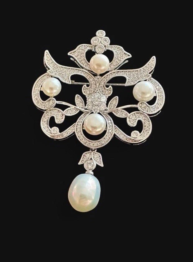 Antique Style Freshwater Pearl Brooch – White Gold Plated