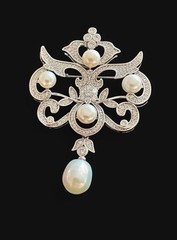 Antique Style Freshwater Pearl Brooch – White Gold Plated