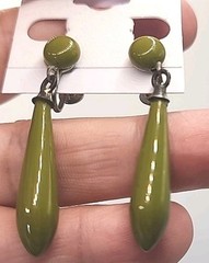 VTG Hand Strung Moss Green Beaded Necklace W/Matching Screwback Earrings 17″
