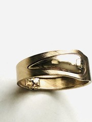 VTG SARAH COVENTRY HINGED SHINY/TEXTURED GOLDTONE CLAMPER BYPASS BANGLE BRACELET