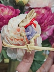 [COLLECTOR] Hand Carved & Hand Painted Skiing Rabbit Pin Brooch – NOT MOLDED
