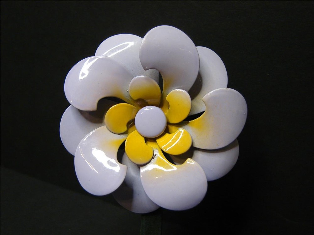Vintage Retro Mod 60’s Lavender & Yellow Enamel Metal Pinwheel Daisy Flower Pin