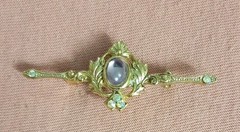 BEAUTIFUL Vintage Art Deco Style Gold Tone Bar Pink Center & Rhinestones Brooch