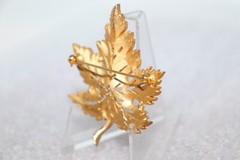 Signed 1955-1969 CROWN TRIFARI Gold Tone Maple Leaf Brooch/Pin