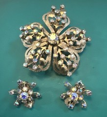 VINTAGE JEWELRY BROOCH EARRINGS SET AB RHINESTONE PRONG GOLD TONE