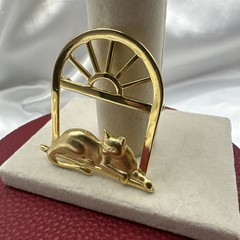 Vintage JJ CAT ON THE WINDOW gold toned brooch. See pics. Signed.