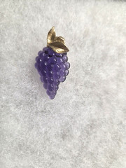 Vtg Avon gold tone leaves purple Grape cluster lucite Pin
