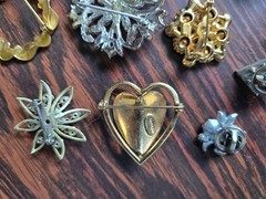 Lot of 10 Brooches/Pins Red Bird, Floral, Heart Misc # HH #18