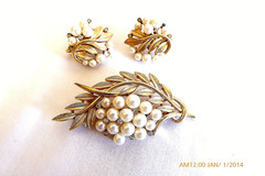 VTG CROWN TRIFARI PEARL & RHINESTONE BROOCH / PIN & EARRINGS SET