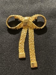 Elegant Vintage 1980’s Gold Tone Textured Articulated Bow Brooch