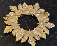 VINTAGE KC ENAMELED AUTUMN COLORS LEAF WREATH BROOCH SIGNED